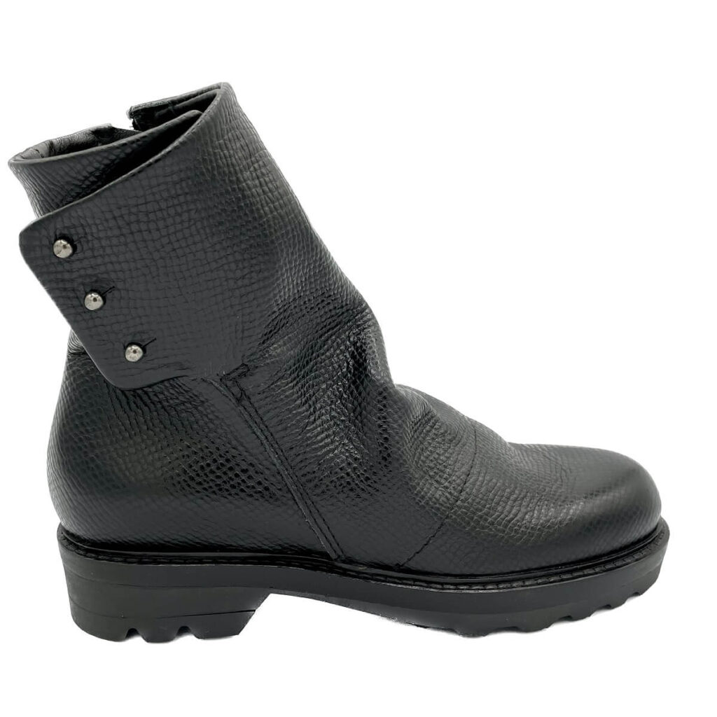 Lilimill 6552 stivaletto nero in pelle stampata stropicciata. Fodera e sottopiede in pelle. Suola in Gomma. Made in Italy