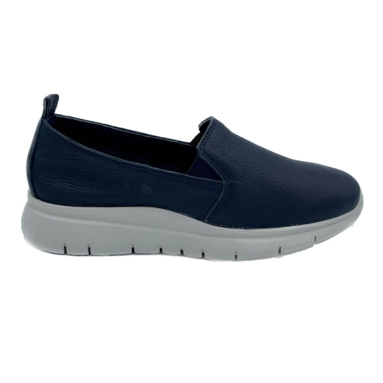 Frau Slip-On Sporty 42P7 in pelle con suola ultraleggera. Tomaia con elastici bilaterali che facilitano la calzata. Sottopiede in pelle. Made in Italy