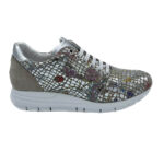 Villamori sneaker argento 2274 con sottopiede estraibile in pelle e lattice. Suola extra light antiscivolo altezza 3 cm. Made in Italy