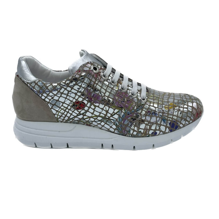 Villamori sneaker argento 2274 con sottopiede estraibile in pelle e lattice. Suola extra light antiscivolo altezza 3 cm. Made in Italy