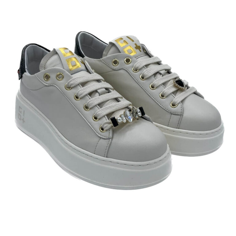 GIO+ Sneaker PIA 54 in vitello latte. Accessorio removibile sull'allacciatura. Suola extra light. Altezza 4,5 cm Made in Italy