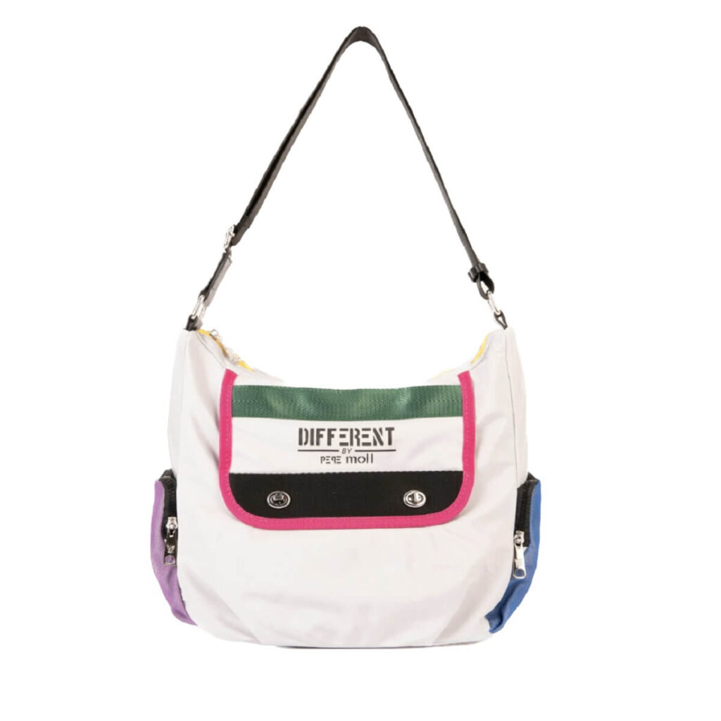 Pepe Moll 231160 borsa a tracolla. La particolarità si questo modello è la moltitudine di tasche. Chiusura con cerniera. Ampio manico per portarla a spalla.