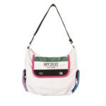 Pepe Moll 231160 borsa a tracolla. La particolarità si questo modello è la moltitudine di tasche. Chiusura con cerniera. Ampio manico per portarla a spalla.