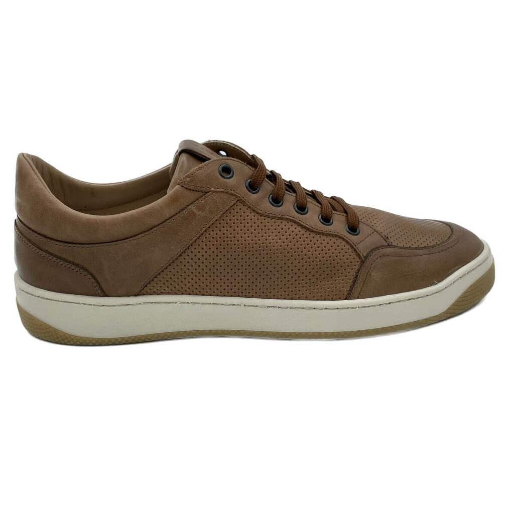 Frau Sneakers Pelle Tabacco 2997 con inserti punzonati. Leggera e traspirante. Plantare estraibile in lycra. Suola antiscivolo in TR. Made in Italy