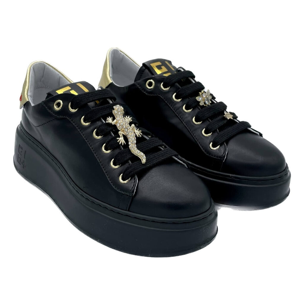 GIO+ Sneaker PIA 72A in vitello nero. Accessorio removibile con strass a forma di geco sull'allacciatura. Suola extra light. Altezza 4,5 cm Made in Italy