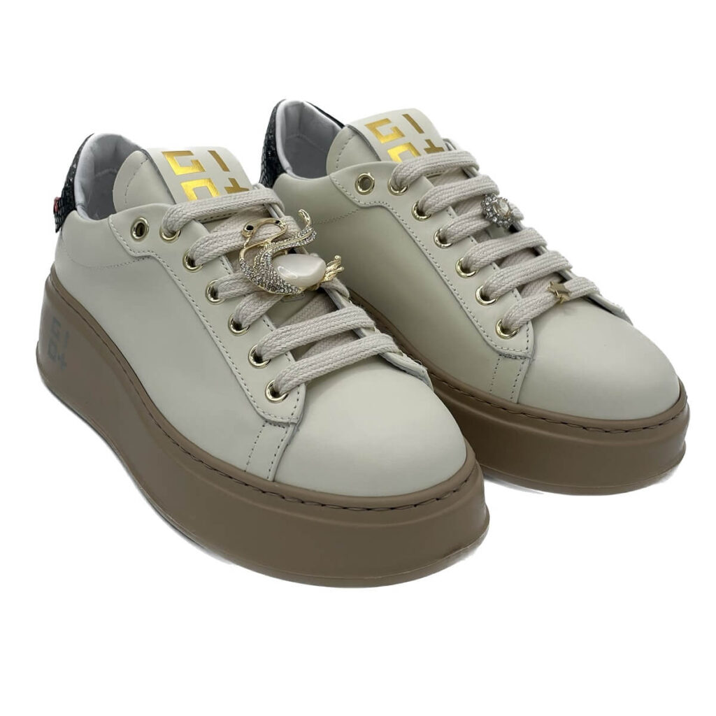 GIO+ Sneaker PIA 80 in vitello latte. Accessorio removibile a forma di cigno sull'allacciatura. Suola extra light. Altezza 4,5 cm Made in Italy