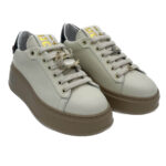 GIO+ Sneaker PIA 80 in vitello latte. Accessorio removibile a forma di cigno sull'allacciatura. Suola extra light. Altezza 4,5 cm Made in Italy