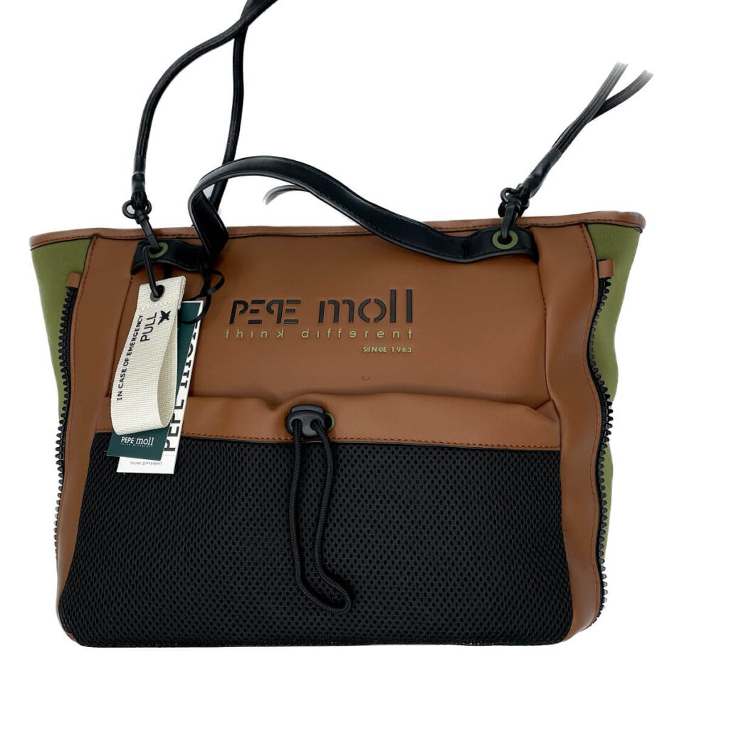 Pepe Moll borsa mano 232360 multicolore dal design innovativo. Chiusura con cerniera é fornita di pratiche tasche esterne ed interne.