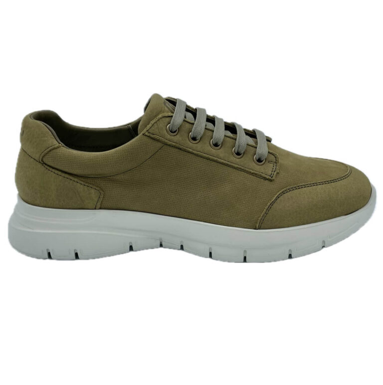 Frau sneakers XL® in nabuk verde superleggera. tomaia in nabuk traspirante. Sfoderata con sottopiede estraibile in Lycra®. Suola ultraleggera. Made in Italy