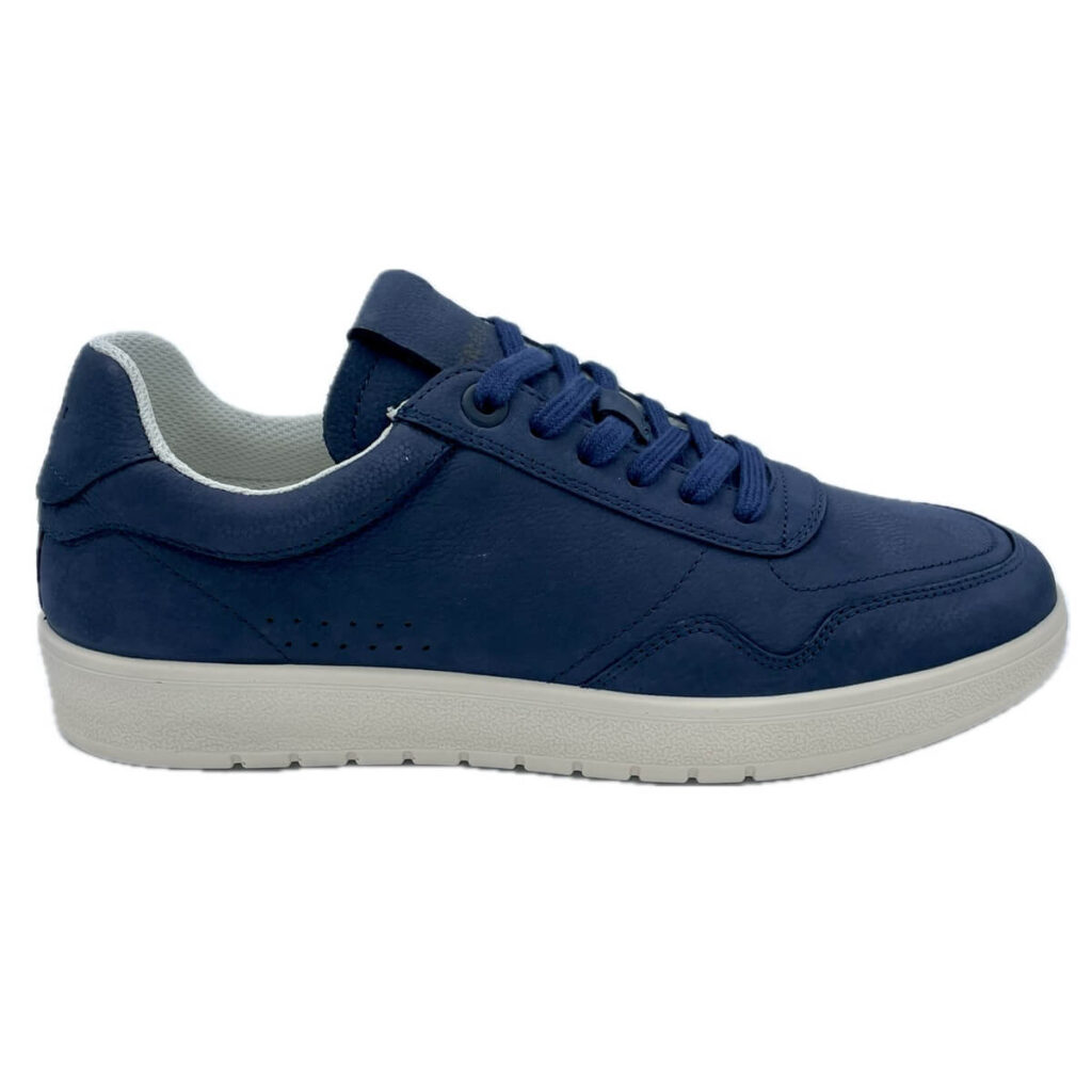 Frau sneakers in nabuk blu. Fodera in tessuto, plantare estraibile in microfibra. Suola in PU che esalta la flessibilità della lavorazione a sacchetto.