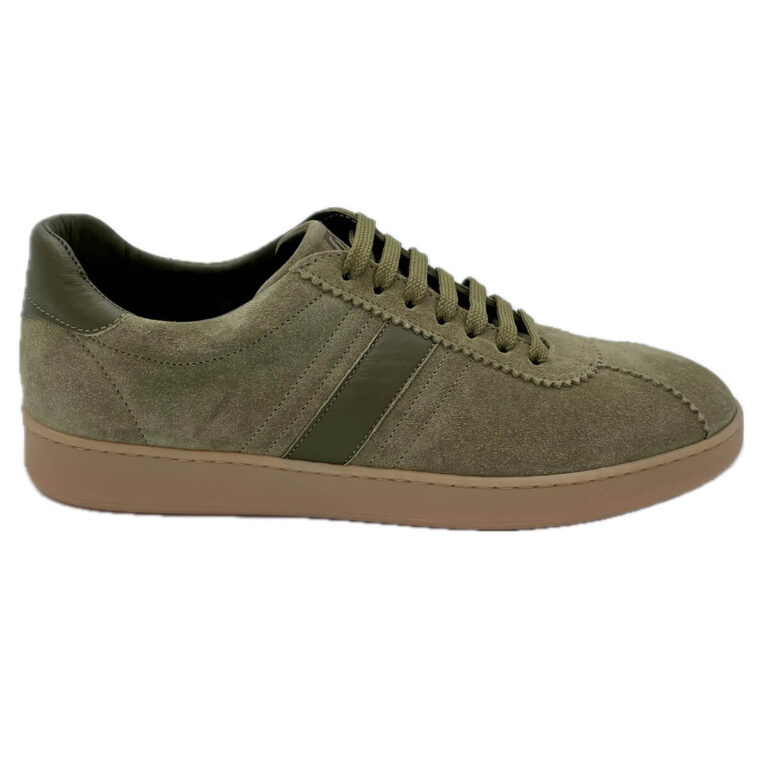 Frau sneaker in suede con inserti che mettono in evidenza la cura dei dettagli. Sottopiede estraibile. Suola a cassetta in gomma. Made in Italy