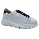 Frau sneaker pelle bianca leggerissima e confortevole, total white con dettagli blu. Fodera in pelle con plantare estraibile. Suola in EVA super leggera.