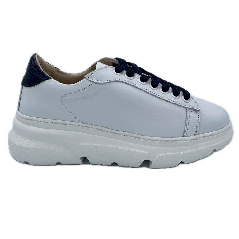 Frau sneaker pelle bianca leggerissima e confortevole, total white con dettagli blu. Fodera in pelle con plantare estraibile. Suola in EVA super leggera.