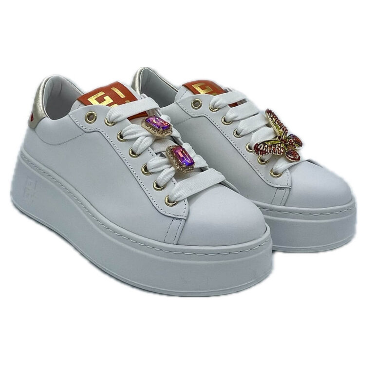 GIO+ Sneaker PIA 140 Farfalla in vitello bianco. Accessorio removibile sull'allacciatura. Suola extra light. Altezza 4,5 cm Made in Italy