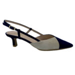 LODI Chasuri Slingback in pelle scamosciata blu e beige. punta sottile e scollo a V. Tacco sottile alto 5 cm. Interno in pelle. Suola in gomma antiscivolo.