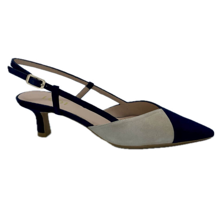 LODI Chasuri Slingback in pelle scamosciata blu e beige. punta sottile e scollo a V. Tacco sottile alto 5 cm. Interno in pelle. Suola in gomma antiscivolo.