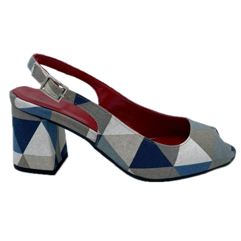 Villamori slingback in tessuto multicolore. Cinturino regolabile con fibbia. Tacco 8 cm foderato in tessuto e suola in gomma antiscivolo.