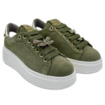 GIO+ Sneaker PIA 232A in camoscio verde . Accessorio removibile con strass a forma di libellula sull'allacciatura. Suola leggera in EVA 4,5 cm Made in Italy