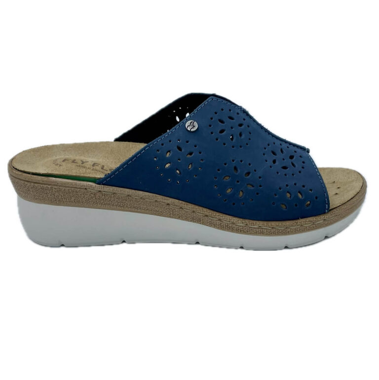 Fly Flot ciabatta 43K53 QV in nabuk blu. La tomaia forata Sottopiede estraibile antishock in pelle. Suola in poliuretano. Altezza scivolo 5,5 cm.
