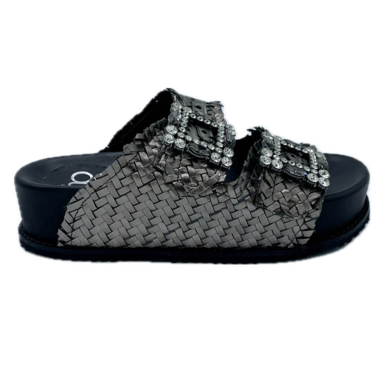 Ciabatta Studio Mode 212 Mary platform tomaia a fasce in pelle intrecciata fibbie gioiello con strass. Sottopiede in pelle. Suola gomma alta 4,5 cm.