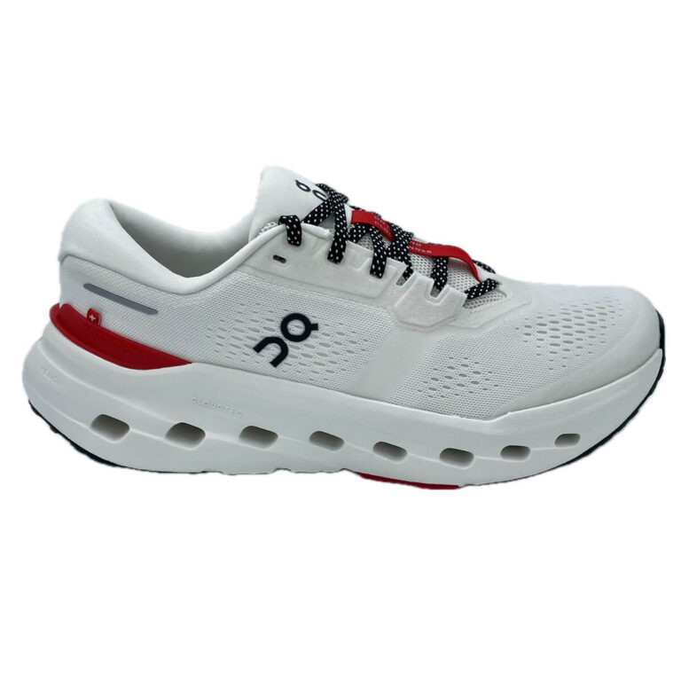 On Cloudrunner 3 White Tomaia ottimizzata per la traspirabilità. Sistema di ammortizzazione CloudTec® e schiuma Helion™ per un comfort duraturo.