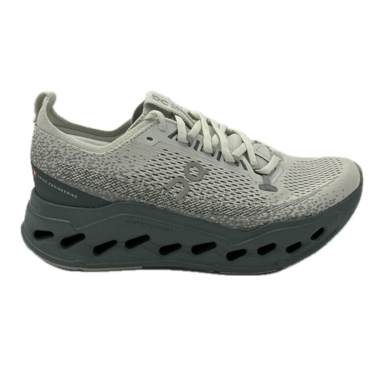 Scarpa extra ammortizzata per corse lunghe su strada. Doppio CloudTec Phase™. Superschiuma Helion™ Tomaia leggera e traspirante. Drop 6mm Peso 292g