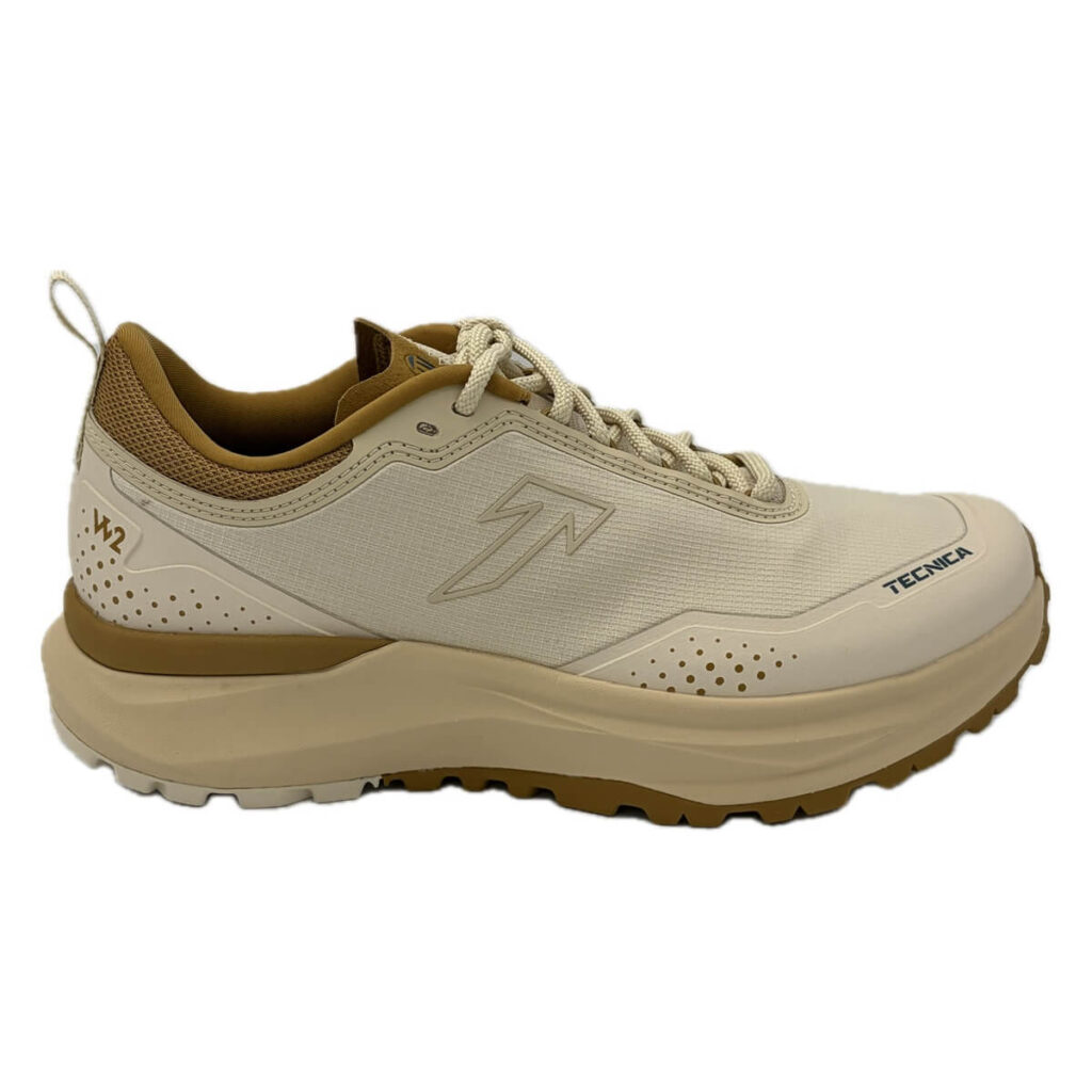 Tecnica Agate LT scarpa trekking veloce protettiva, appoggio morbido Plantare Ortholite® Intersuola EVA ad alto rimbalzo. Suola: Vibram® XS trek Peso: 300g
